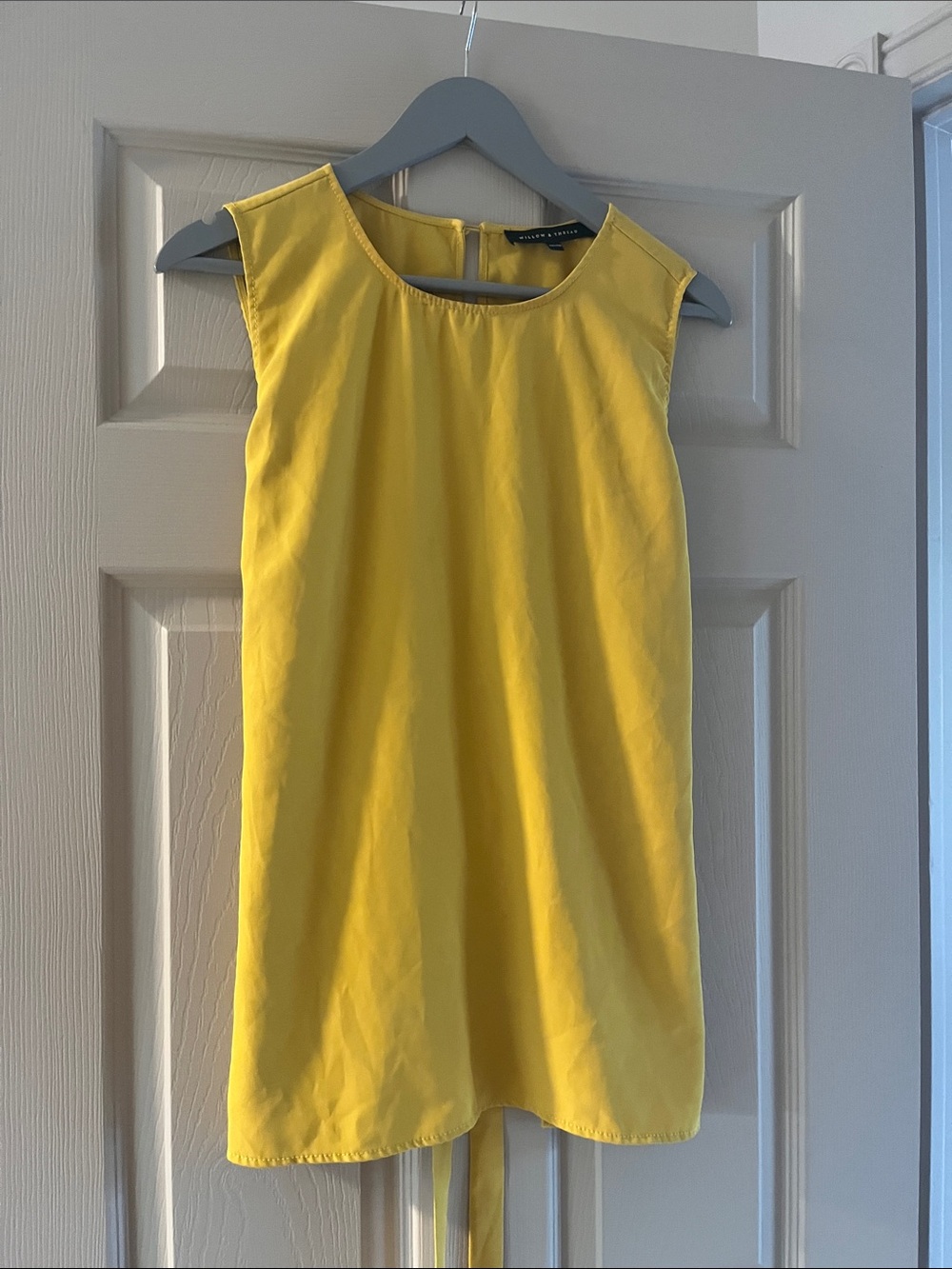 À.Modern Yellow Sleeveless Camisole Tank by Banana Republic